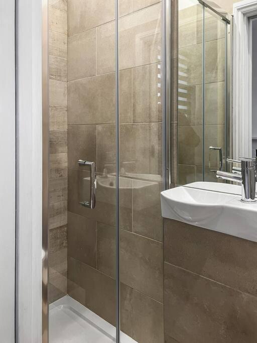 Bright And Spacious 1-Bdr Flat W/ Free Parking Reading Exterior photo